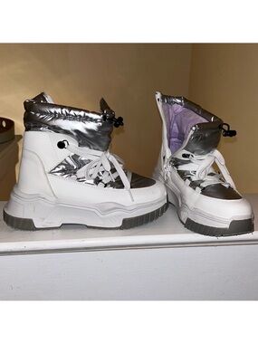 Yoki White and Silver Puffer Platform Boots NWOT